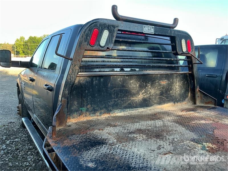 RAM 3500 平板式/側卸式卡車