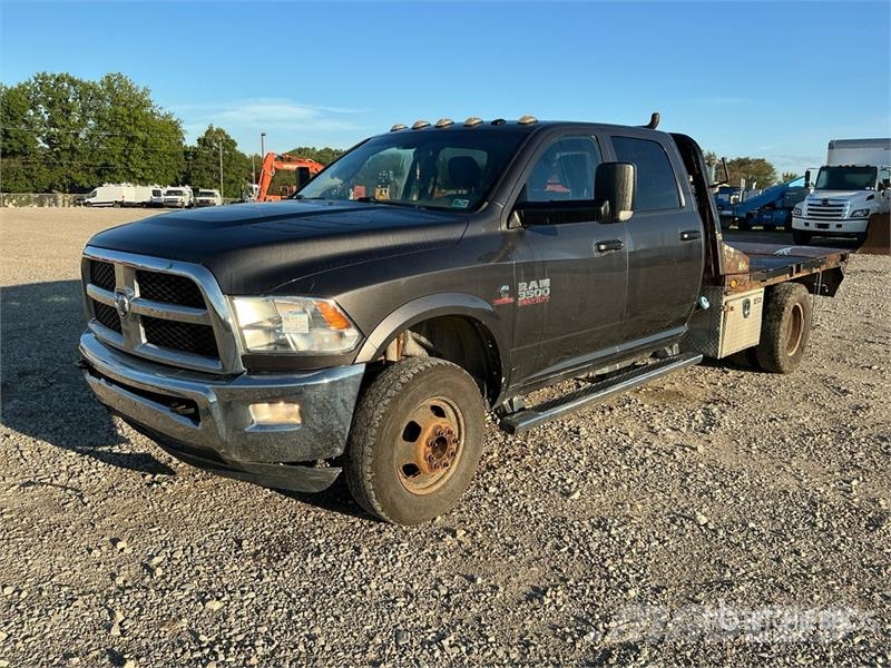 RAM 3500 平板式/側卸式卡車