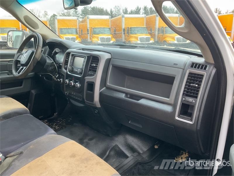 RAM 3500 平板式/側卸式卡車