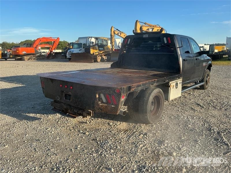 RAM 3500 平板式/側卸式卡車