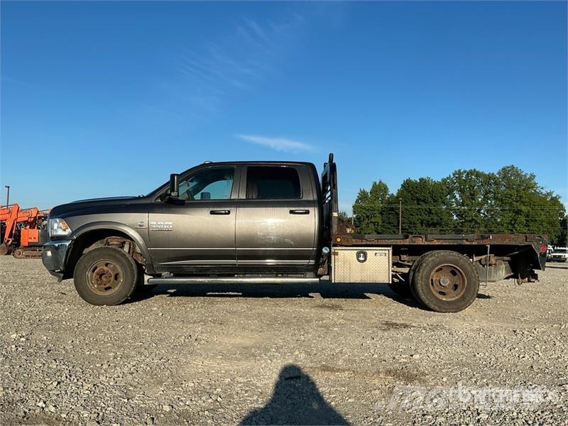 RAM 3500 平板式/側卸式卡車