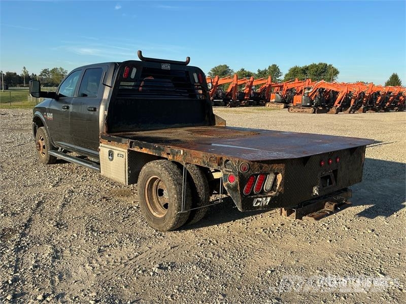 RAM 3500 平板式/側卸式卡車