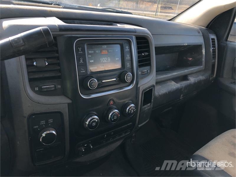 RAM 3500 平板式/側卸式卡車