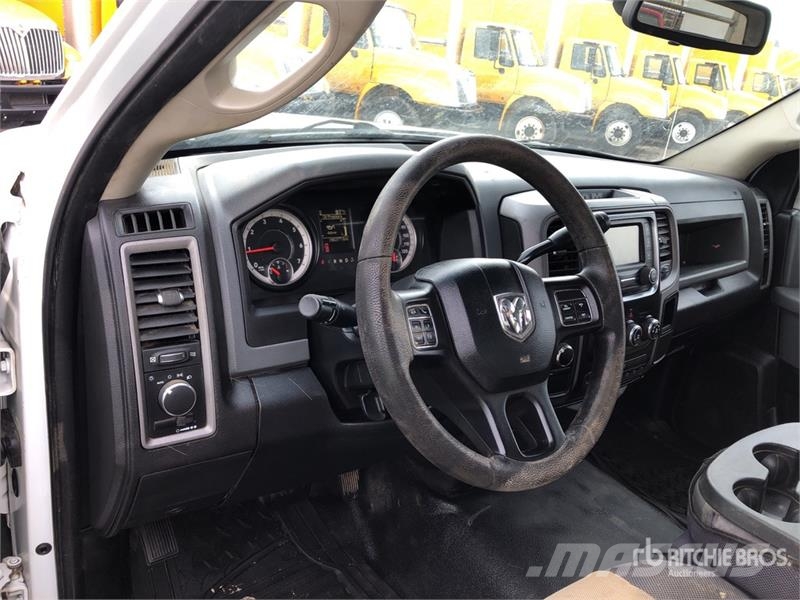 RAM 3500 平板式/側卸式卡車