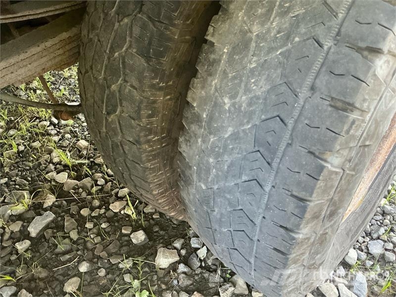 RAM 3500 平板式/側卸式卡車