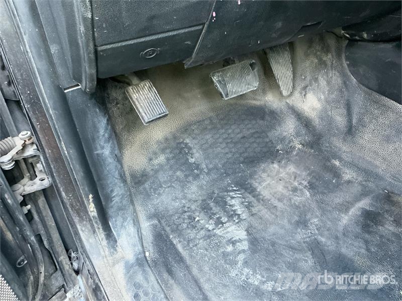 RAM 3500 平板式/側卸式卡車