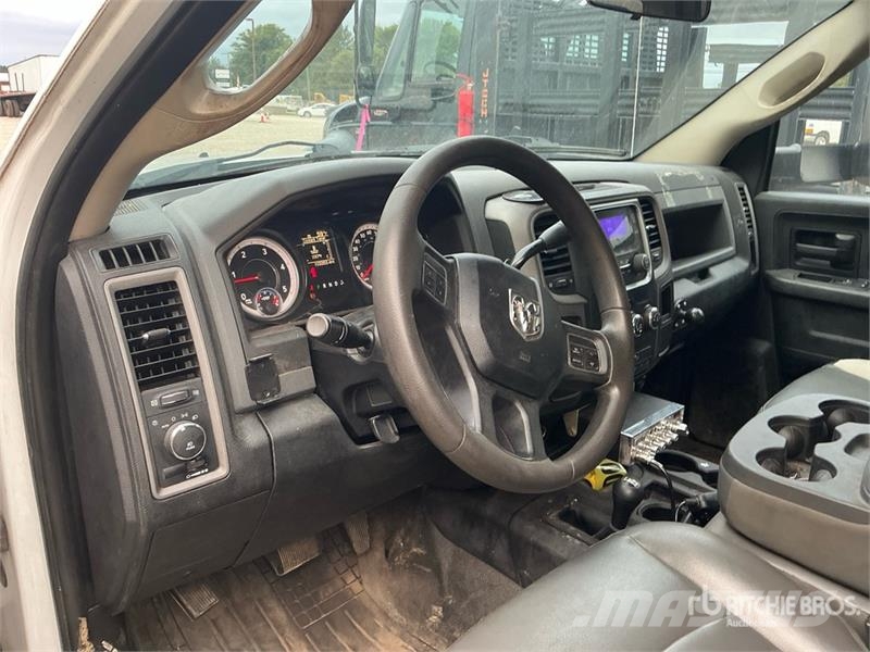 RAM 4500 ST 4x4 Crew Cab Cab and Chassis Kabine i unutrašnjost