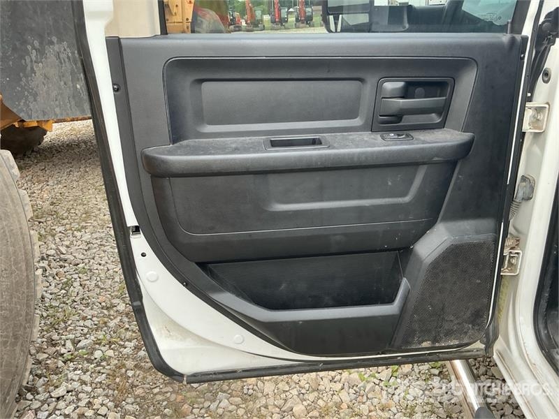 RAM 4500 ST 4x4 Crew Cab Cab and Chassis Kabine i unutrašnjost
