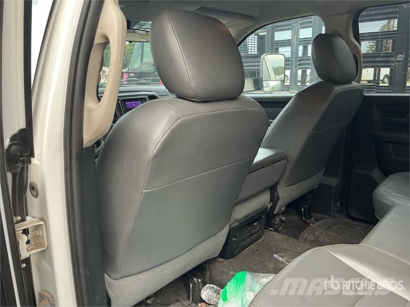 RAM 4500 ST 4x4 Crew Cab Cab and Chassis Kabine i unutrašnjost