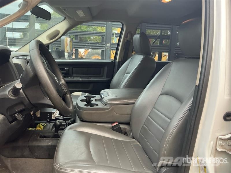 RAM 4500 ST 4x4 Crew Cab Cab and Chassis Kabine i unutrašnjost