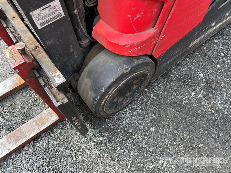 Raymond 425-C40TT 4000 lb Reach Truck Empilhadeira retrátil