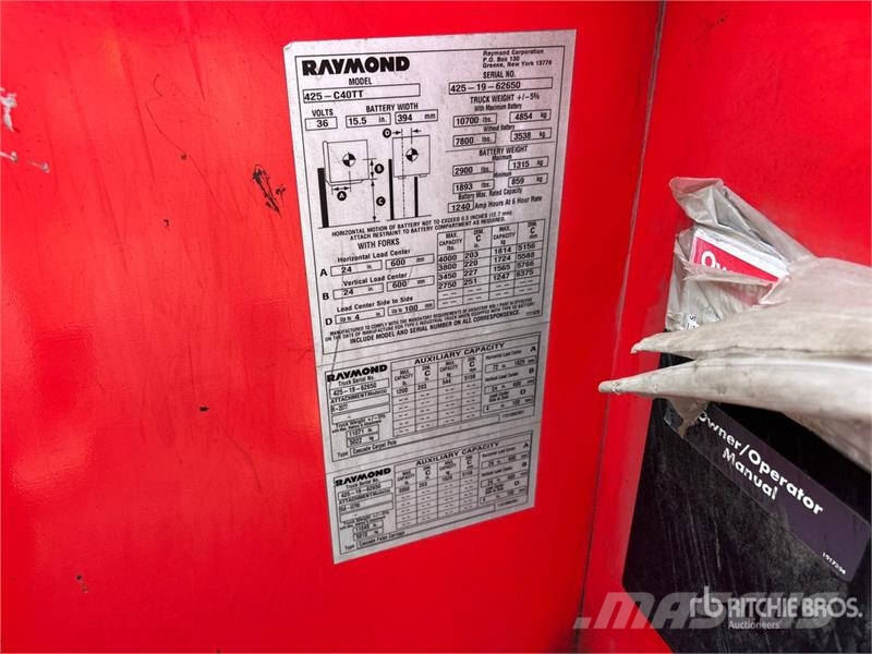 Raymond 425-C40TT 4000 lb Reach Truck Empilhadeira retrátil