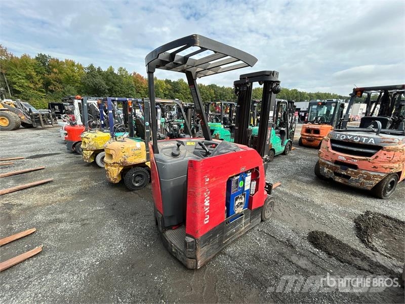 Raymond 425-C40TT 4000 lb Reach Truck Empilhadeira retrátil