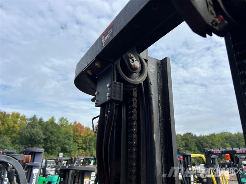 Raymond 425-C40TT 4000 lb Reach Truck Empilhadeira retrátil