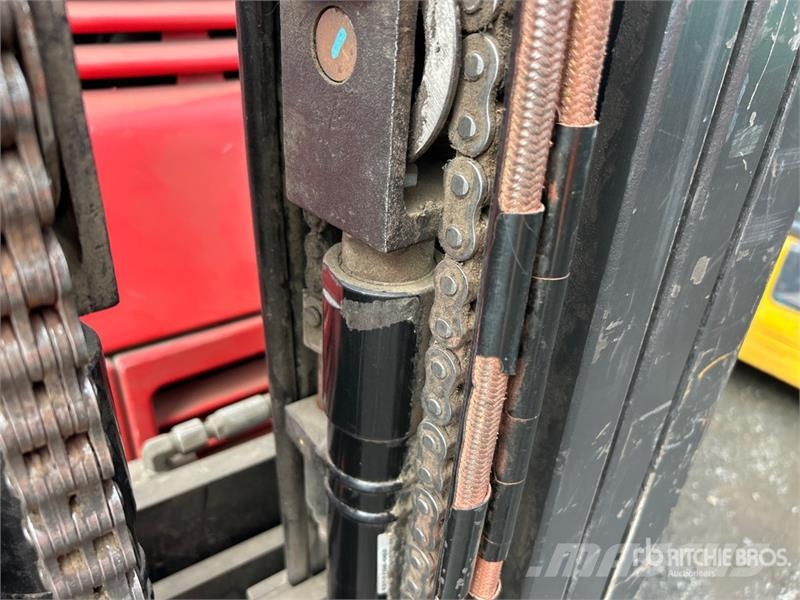 Raymond 425-C40TT 4000 lb Reach Truck Empilhadeira retrátil