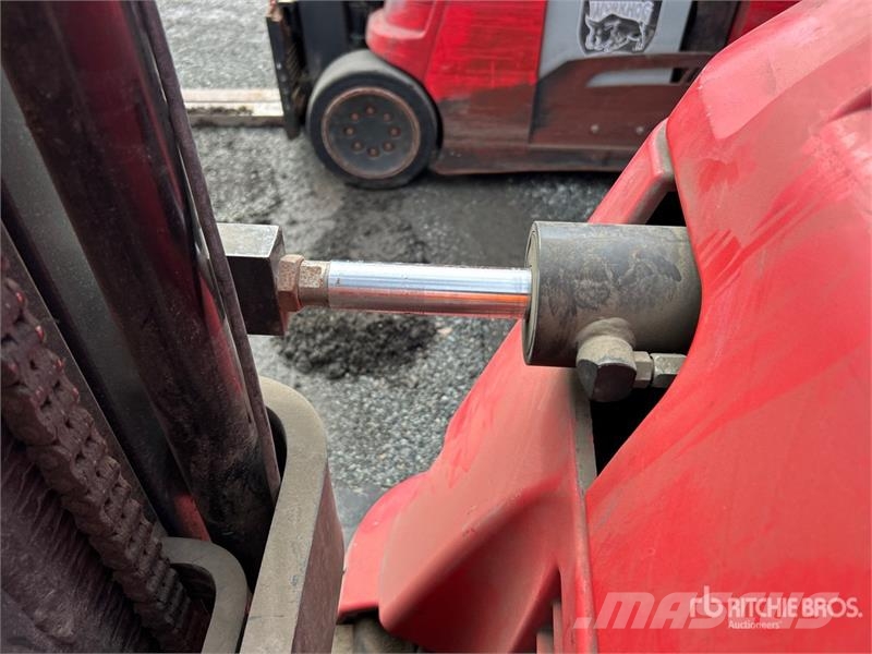 Raymond 425-C40TT 4000 lb Reach Truck Empilhadeira retrátil