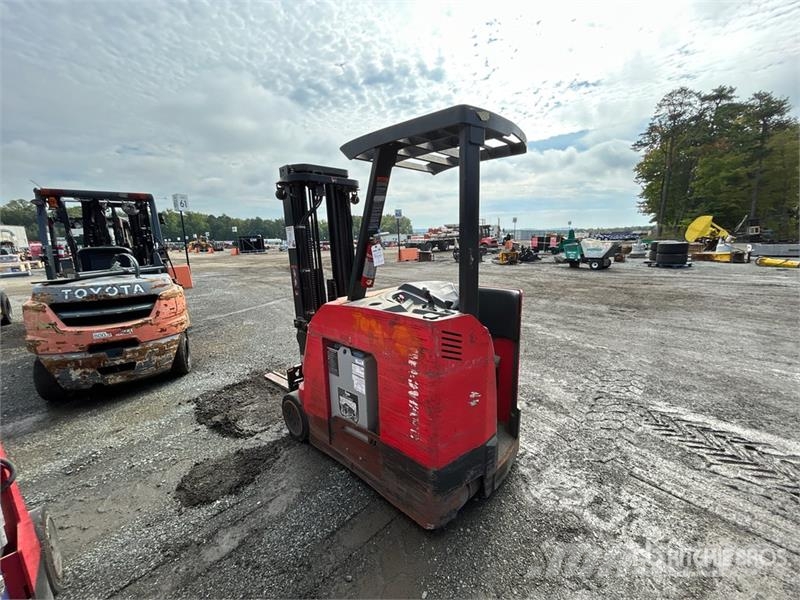 Raymond 4250 Šakiniai krautuvai su prailgintu keltuvu