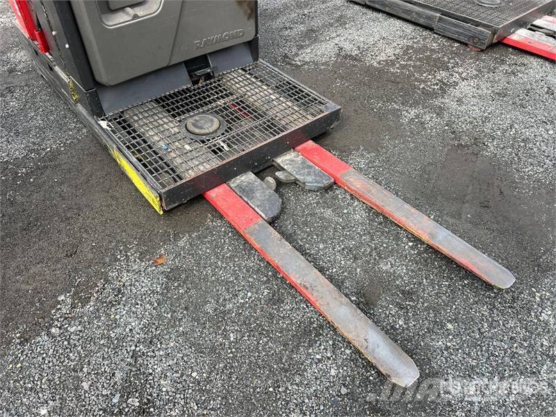 Raymond 5300 300 lb Order Picker Medium lift order picker