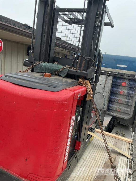 Raymond 5300 300 lb Order Picker معدات الرفع متوسط المستوى