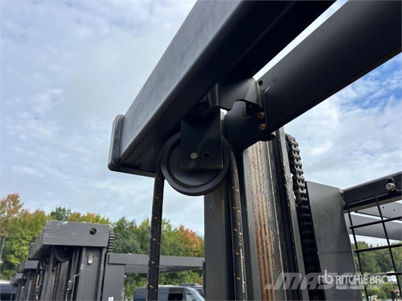 Raymond 5300 300 lb Order Picker Medium lift order picker
