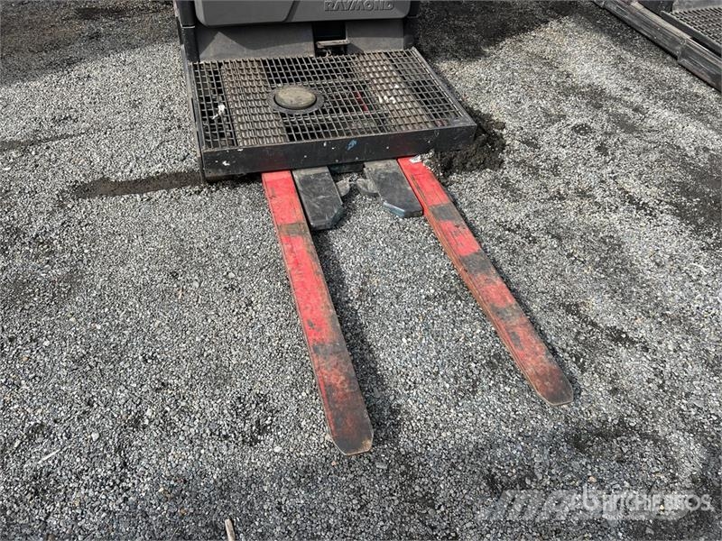 Raymond 5300 3000 lb Order Picker Srednje dizajući komisioni viljuškar