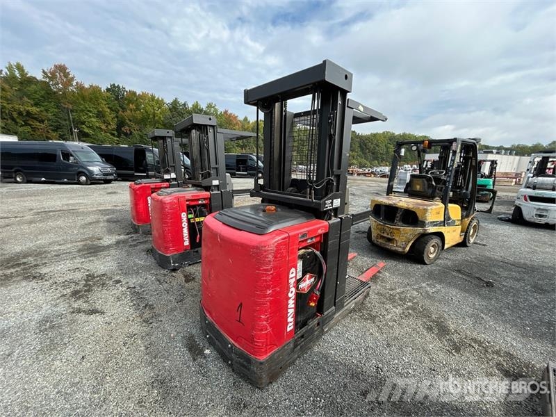 Raymond 5300 3000 lb Order Picker Srednje dizajući komisioni viljuškar