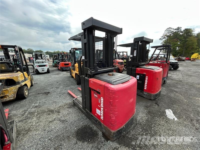 Raymond 5300 3000 lb Order Picker Srednje dizajući komisioni viljuškar