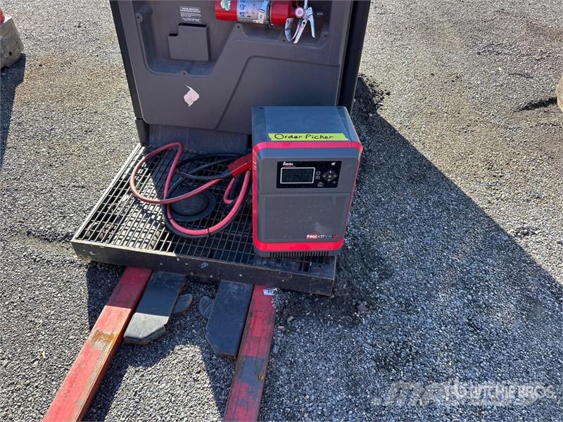 Raymond 5300 3000 lb Order Picker Περονοφόρο ανυψωτικό συλλογής παραγγελιών μεσαίου ύψους