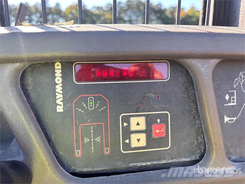 Raymond 5300 3000 lb Order Picker Montacargas recogepedidos de media altura