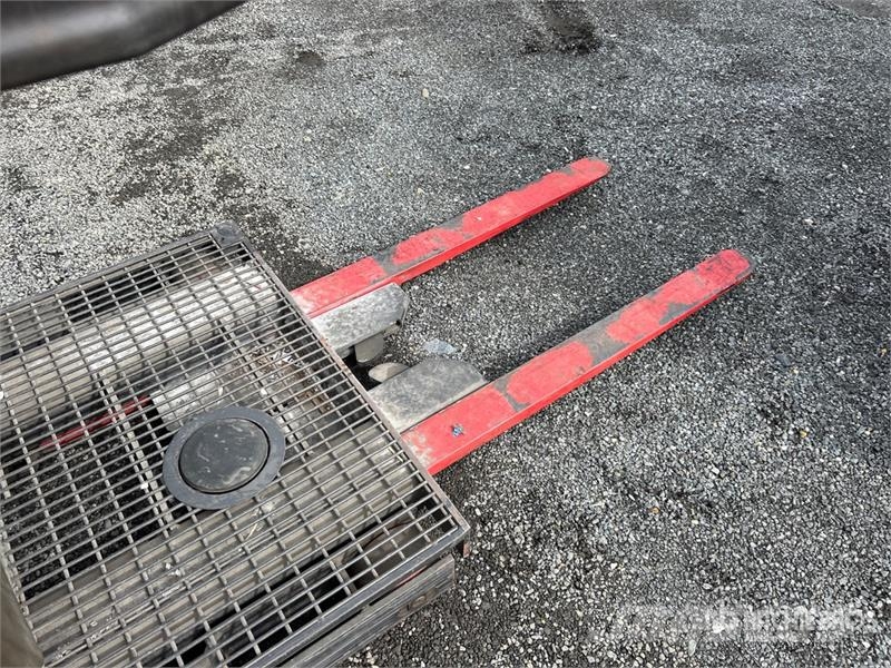 Raymond 5300 3000 lb Order Picker Srednje dizajući komisioni viljuškar