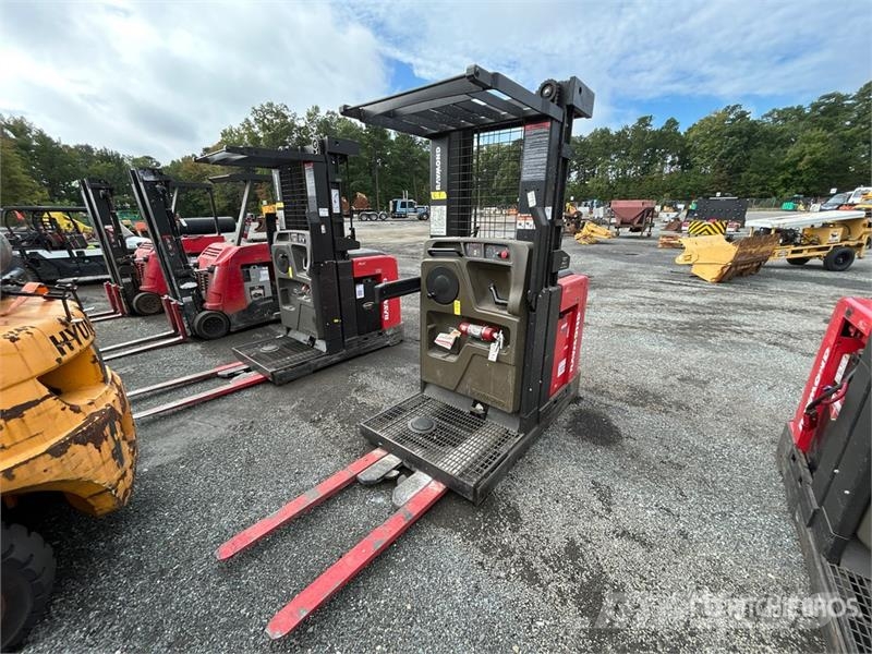 Raymond 5300 3000 lb Order Picker Srednje dizajući komisioni viljuškar