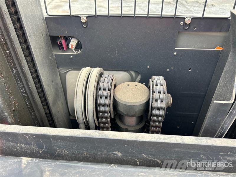 Raymond 5300 3000 lb Order Picker Srednje dizajući komisioni viljuškar