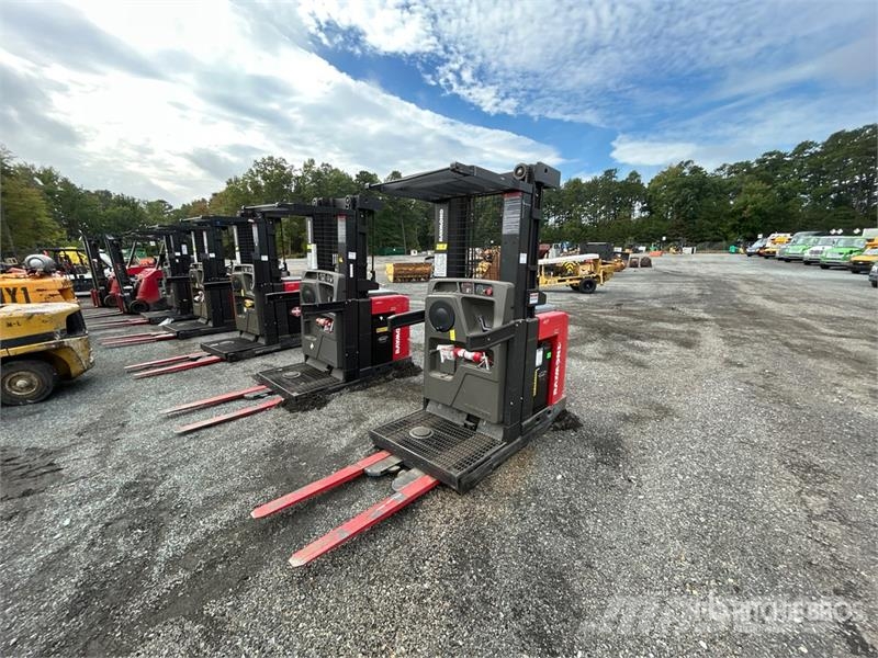 Raymond 5300 3000 lb Order Picker Srednje dizajući komisioni viljuškar