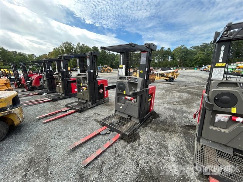 Raymond 5300 3000 lb Order Picker Srednje dizajući komisioni viljuškar