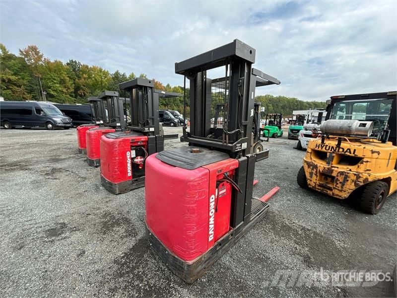 Raymond 5300 3000 lb Order Picker Srednje dizajući komisioni viljuškar