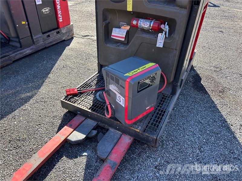 Raymond 5300 3000 lb Order Picker Montacargas recogepedidos de media altura