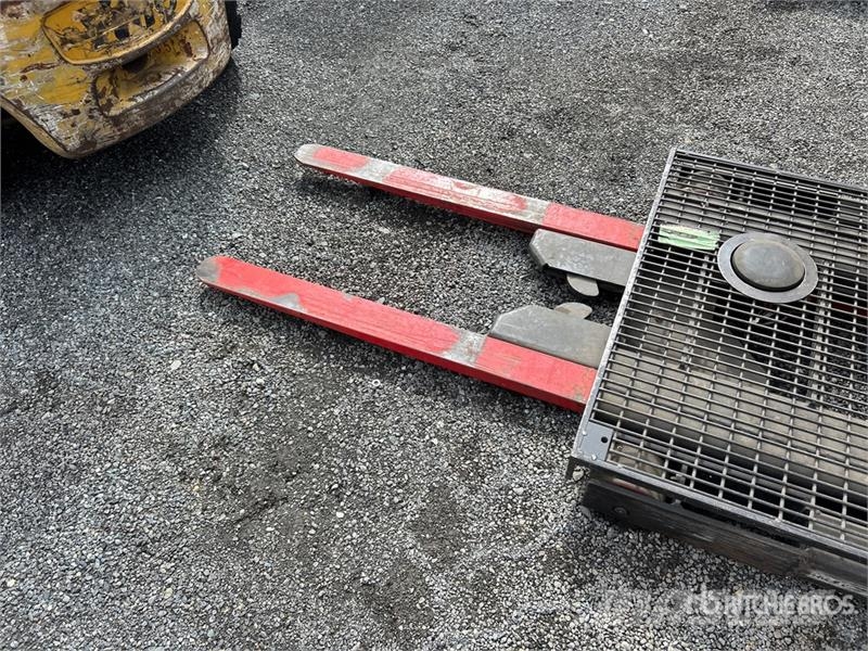 Raymond 5300 3000 lb Order Picker Srednje dizajući komisioni viljuškar