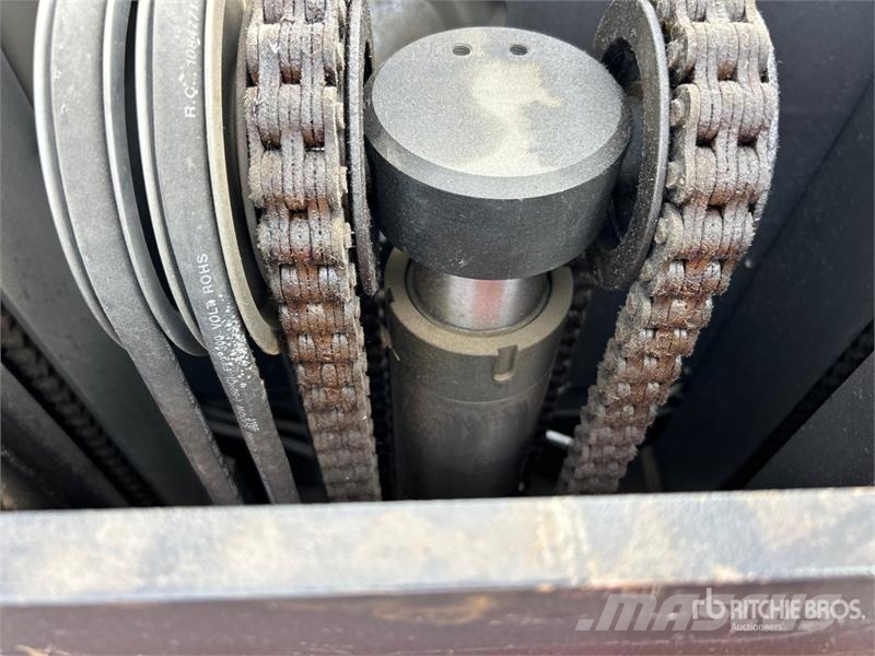 Raymond 5300 3000 lb Order Picker Srednje dizajući komisioni viljuškar