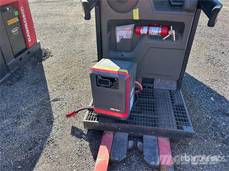 Raymond 5300 3000 lb Order Picker معدات الرفع متوسط المستوى