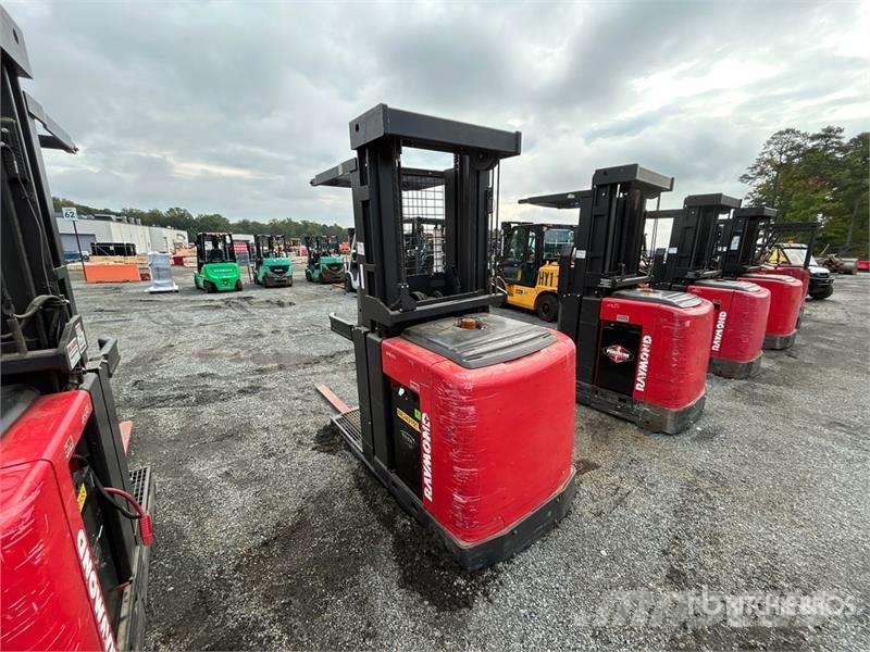 Raymond 5300 3000 lb Order Picker Srednje dizajući komisioni viljuškar