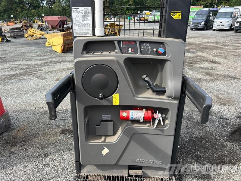 Raymond 5300 3000 lb Order Picker Srednje dizajući komisioni viljuškar