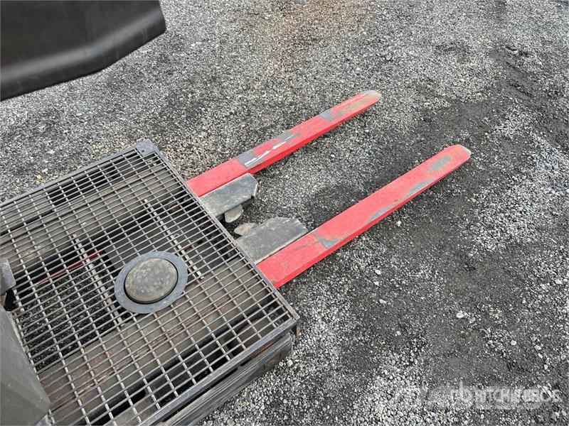 Raymond 5300 3000 lb Order Picker Srednje dizajući komisioni viljuškar