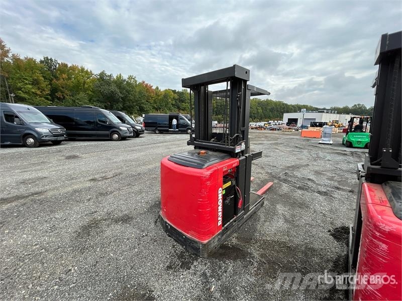 Raymond 5300 3000 lb Order Picker Srednje dizajući komisioni viljuškar