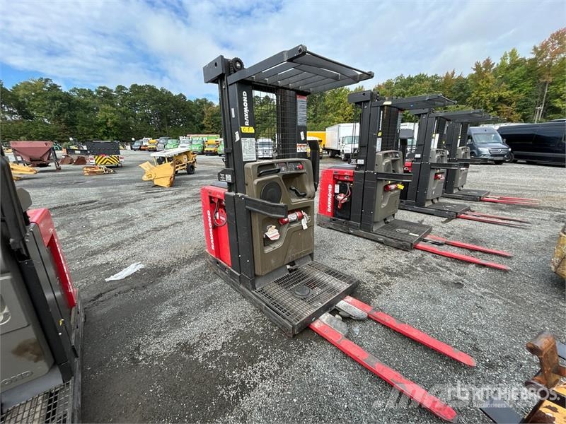 Raymond 5300 3000 lb Order Picker Srednje dizajući komisioni viljuškar