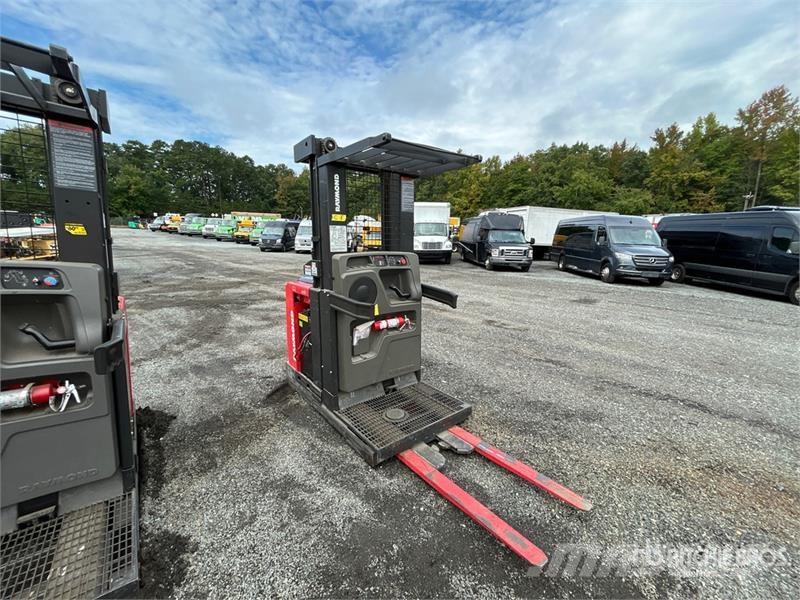 Raymond 5300 3000 lb Order Picker Srednje dizajući komisioni viljuškar