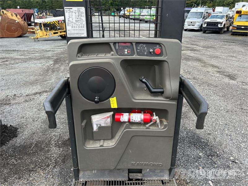 Raymond 5300 3000 lb Order Picker Srednje dizajući komisioni viljuškar