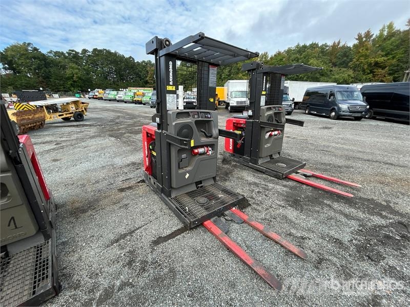 Raymond 5300 3000 lb Order Picker Srednje dizajući komisioni viljuškar