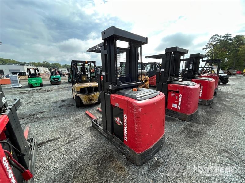 Raymond 5300 3000 lb Order Picker Srednje dizajući komisioni viljuškar