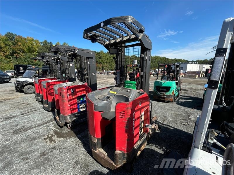 Raymond 7300 4200 lb Reach Truck リーチフォークリフト