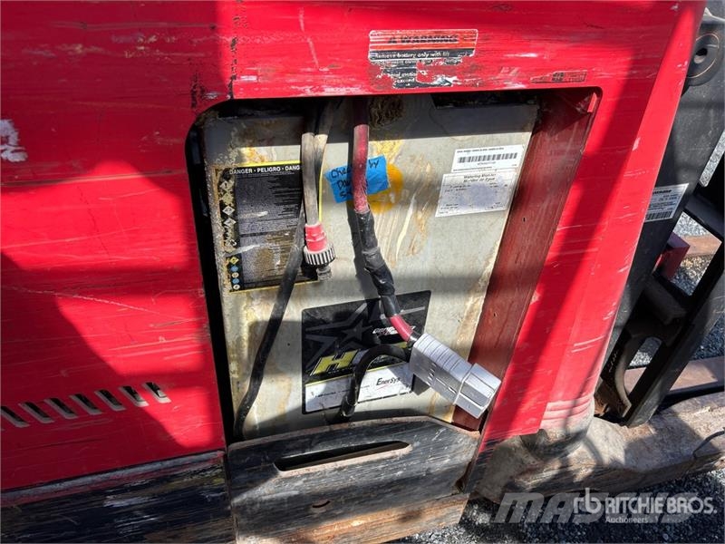 Raymond 7300 4200 lb Reach Truck リーチフォークリフト
